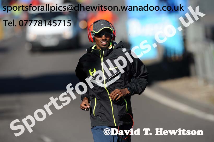 Mo Farah warming up befor the start of the 2014 BUPA Great North Run. Photo: David T. Hewitson/Sports for All Pics